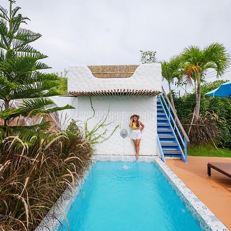 Le Resort And Villas Rawai Exterior foto A pool at a resort in Phuket, Thailand