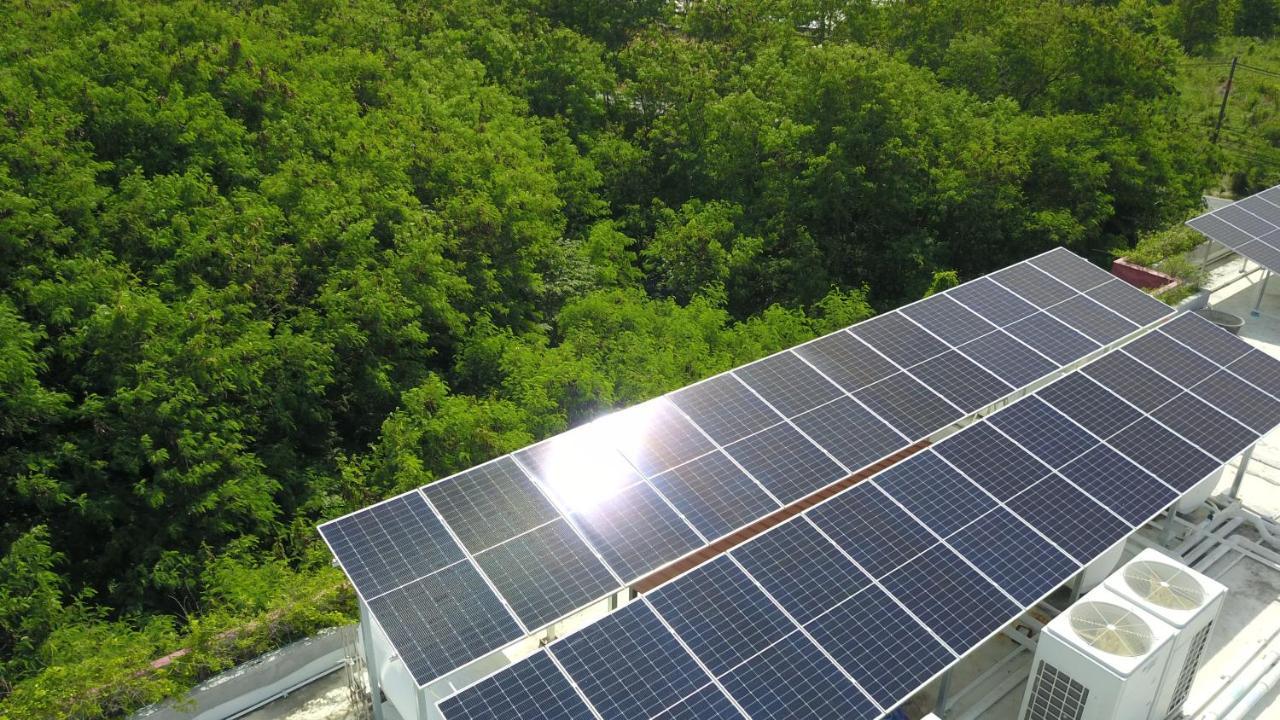 Le Resort And Villas Rawai Exterior foto Solar panels on the roof of the school