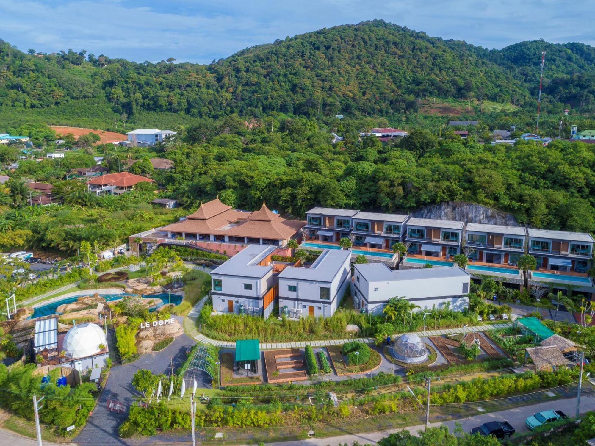 Le Resort And Villas Rawai Exterior foto The Village at Phuket International Academy