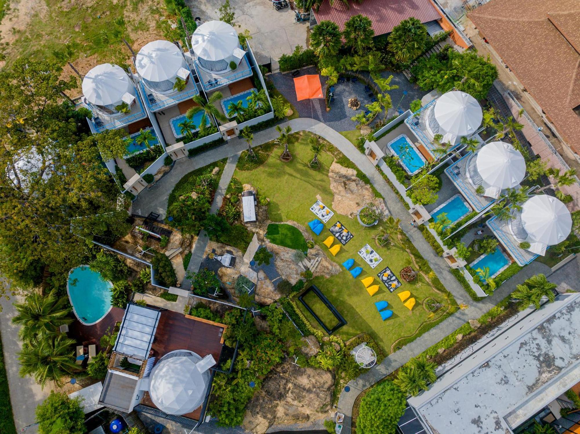 Le Resort And Villas Rawai Exterior foto Aerial view of the resort