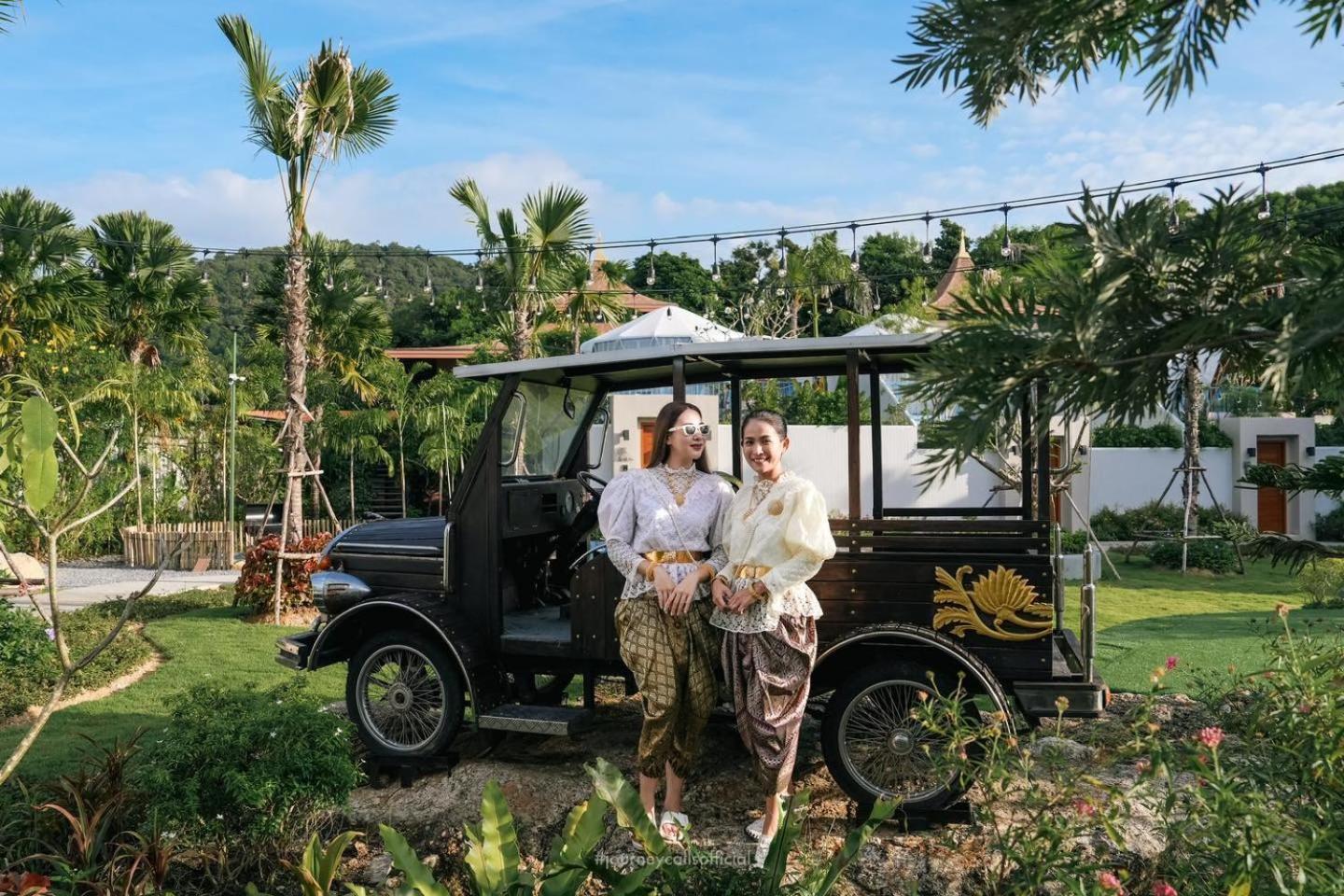 Le Resort And Villas Rawai Exterior foto Thai people in traditional Thai dress