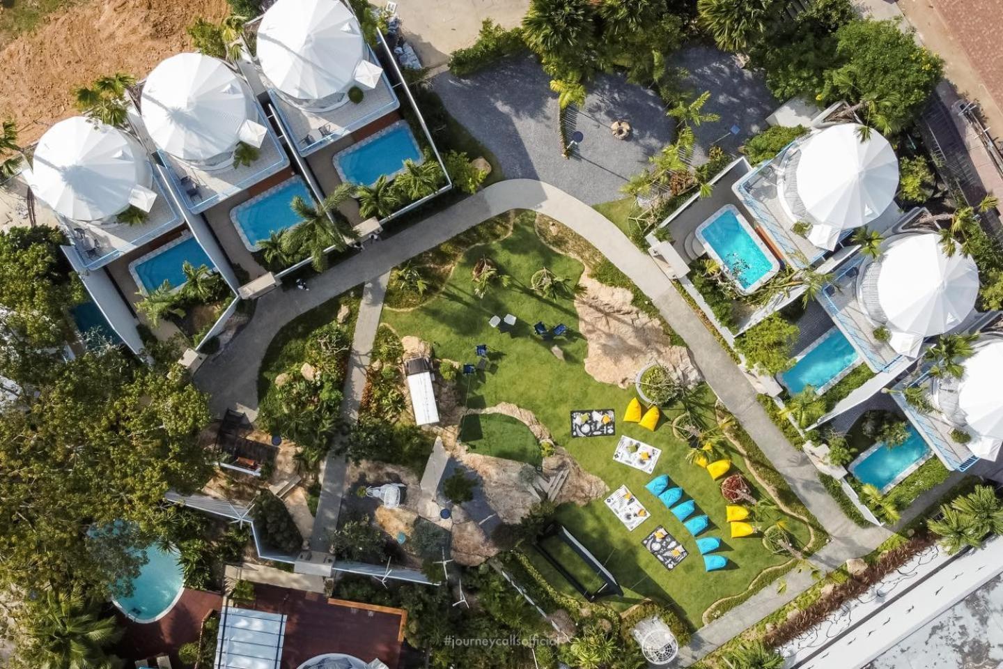 Le Resort And Villas Rawai Exterior foto Aerial view of the resort