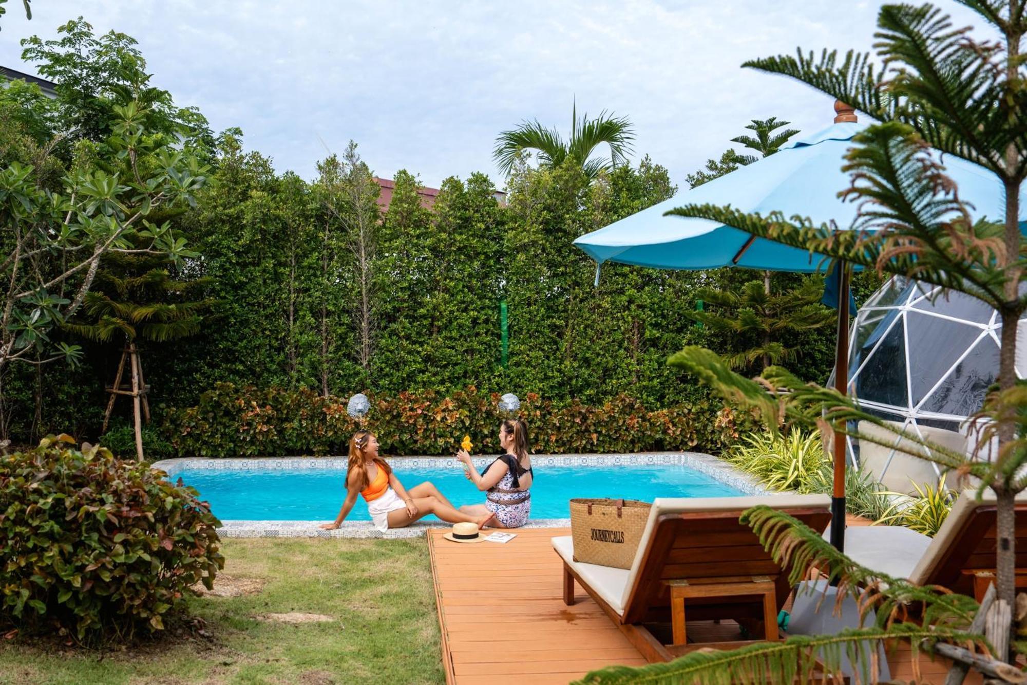 Le Resort And Villas Rawai Exterior foto A pool in Phuket, Thailand