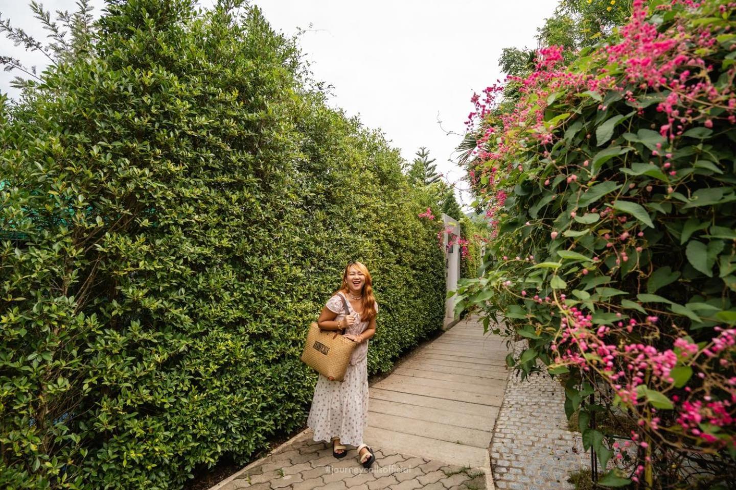 Le Resort And Villas Rawai Exterior foto A tourist at the garden