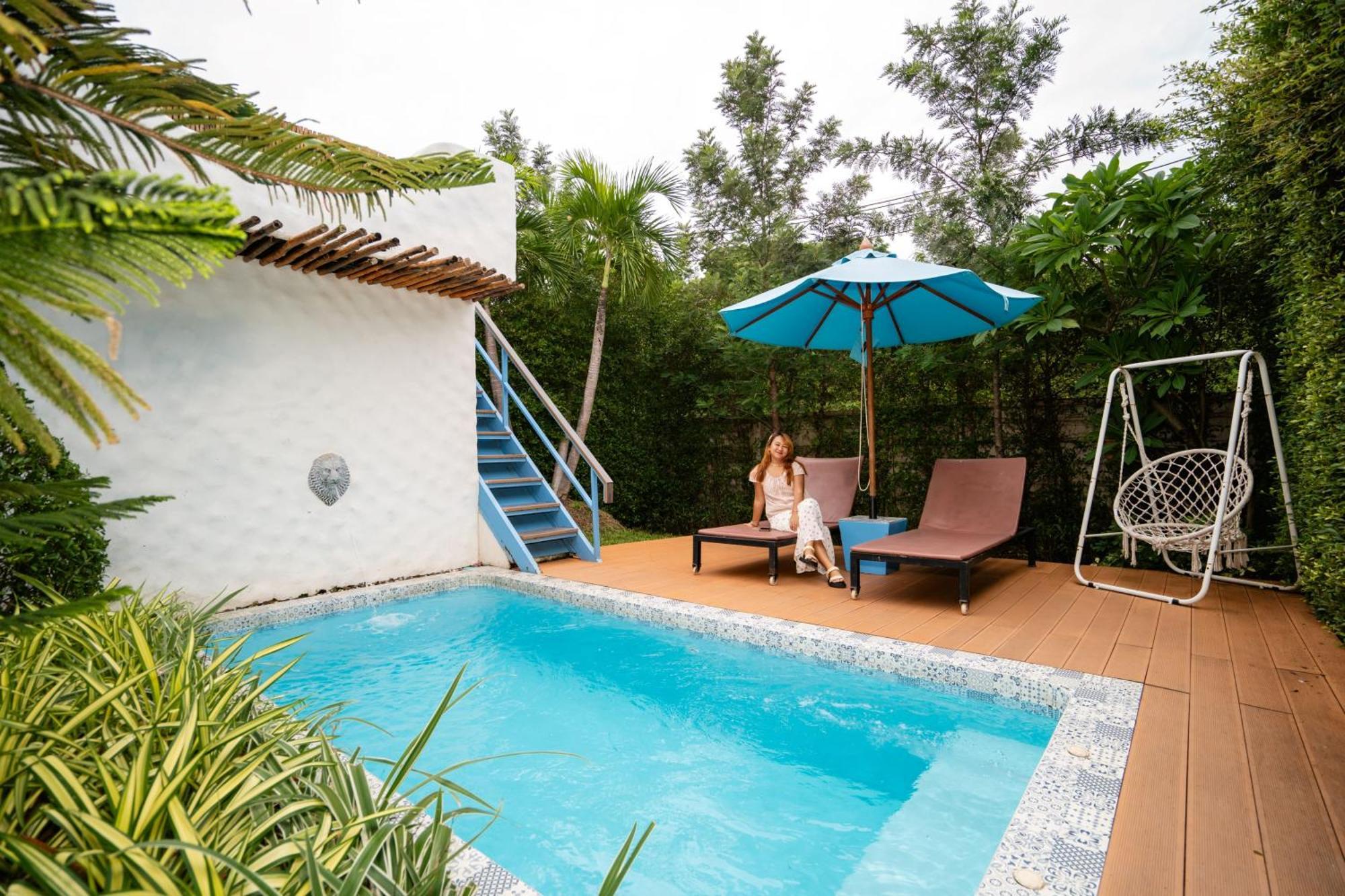 Le Resort And Villas Rawai Exterior foto A private pool at a resort in Thailand