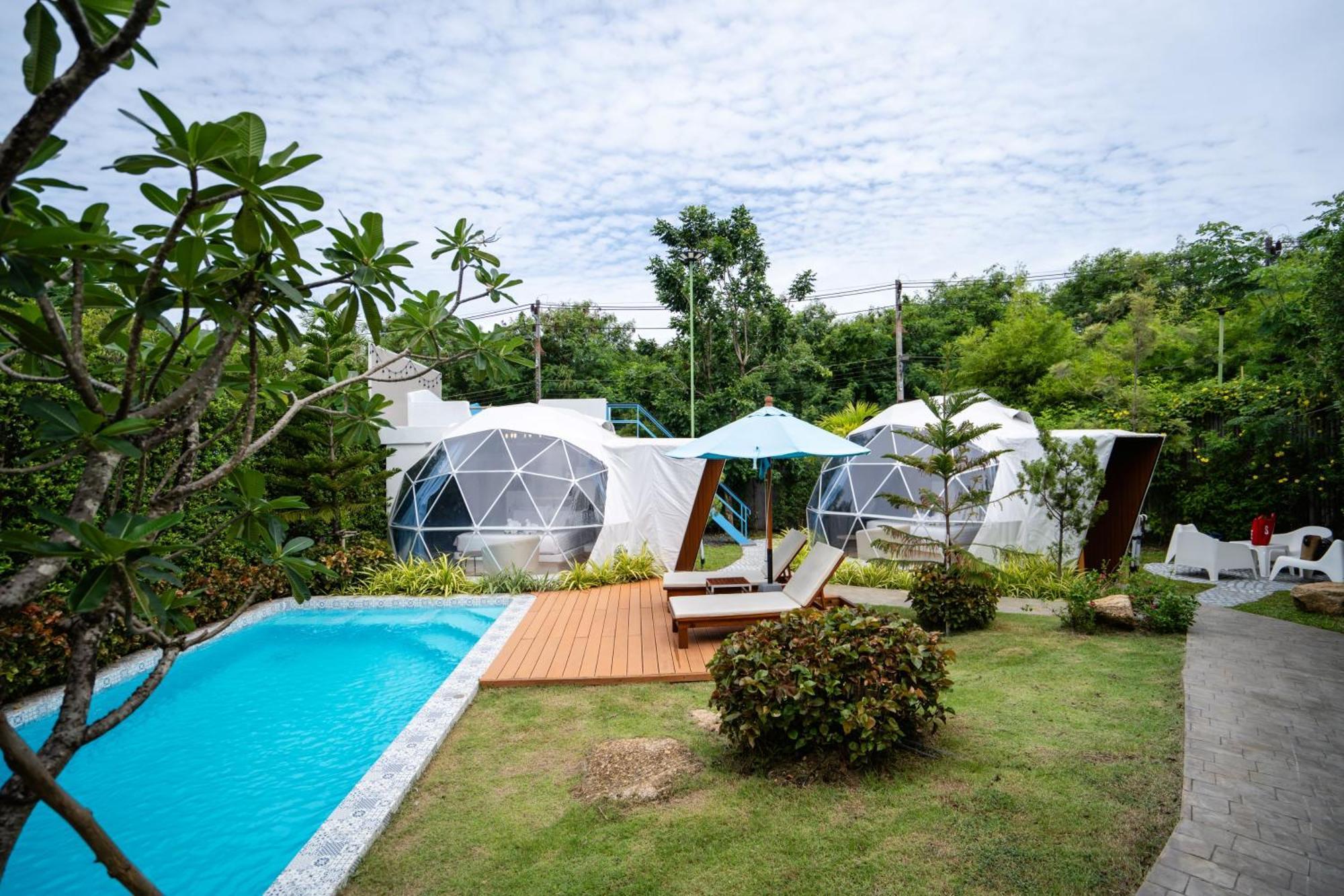Le Resort And Villas Rawai Exterior foto The resort's pool and dome bungalows