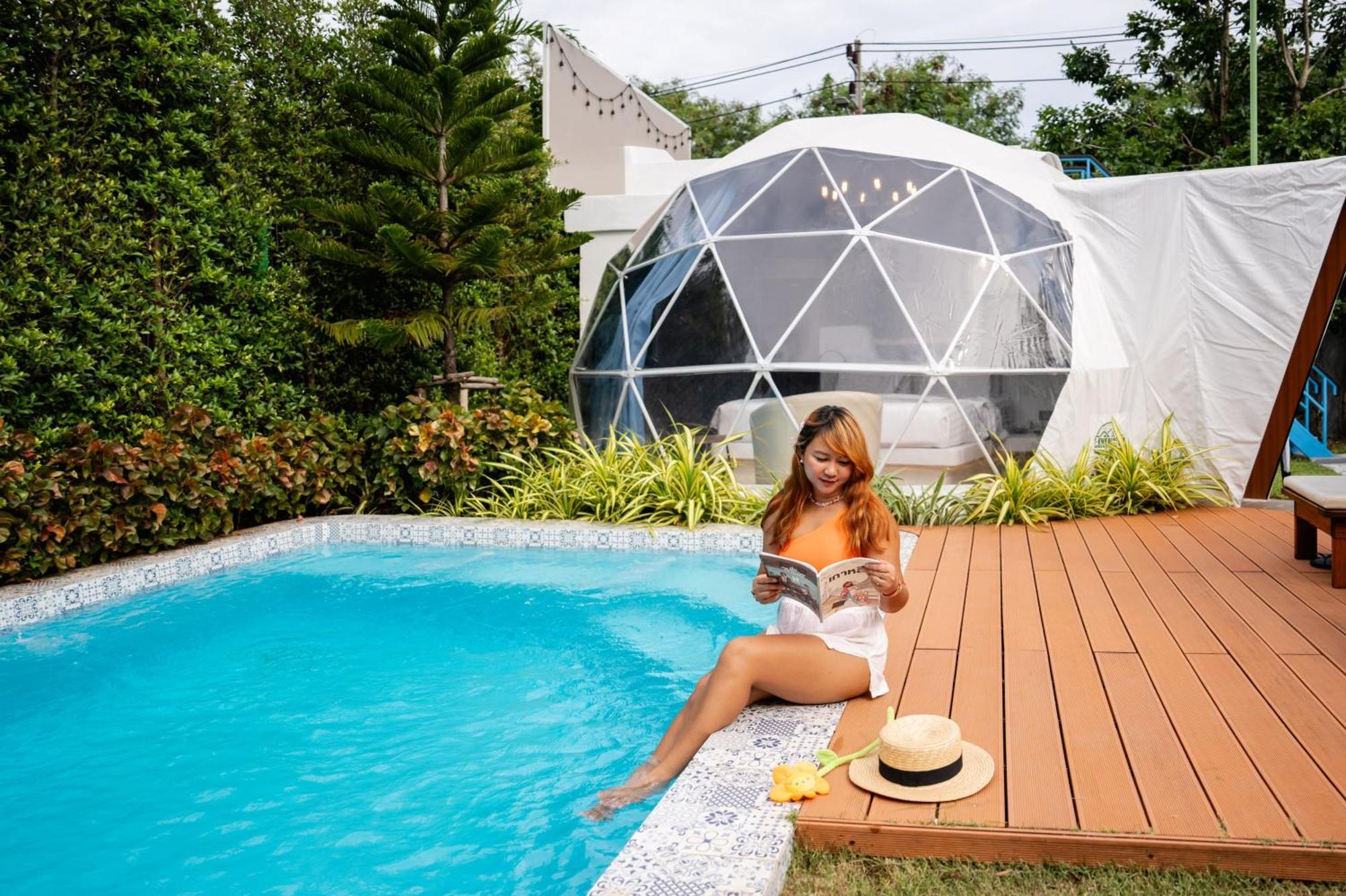 Le Resort And Villas Rawai Exterior foto A woman relaxing at a poolside
